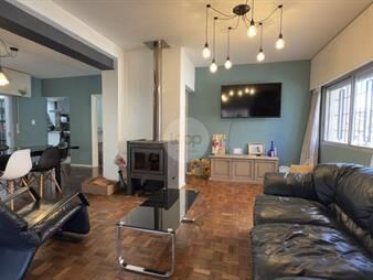 https://web5.gallito.com.uy/casa-en-pocitos-de-3-dormitorios-y-tres-baños-con-46-m²-de-inmuebles-27763882