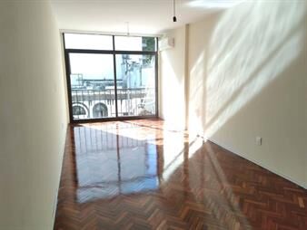 https://web5.gallito.com.uy/oportunidad-a-200-mts-del-mar-con-comodo-garaje-inmuebles-27771637
