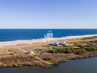 https://web5.gallito.com.uy/en-primera-fila-a-la-laguna-y-con-vista-al-mar-inmuebles-27780895