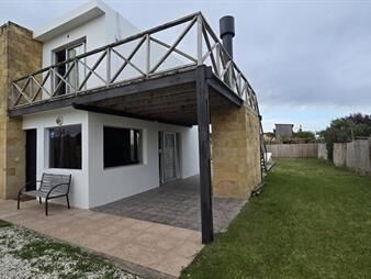 https://www.gallito.com.uy/casa-de-dos-dormitorios-terraza-piscina-deck-y-parriller-inmuebles-25892351