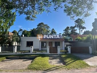 https://www.gallito.com.uy/casa-de-muy-buena-construcciã³n-inmuebles-27799346