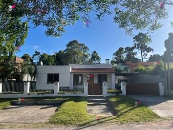 https://www.gallito.com.uy/casa-de-muy-buena-construcciã³n-inmuebles-27799495