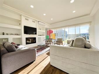 https://www.gallito.com.uy/moderna-casa-de-4-dormitorios-piscina-y-en-punta-inmuebles-26302612