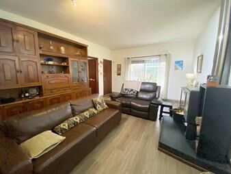 https://www.gallito.com.uy/venta-casa-de-3-dormitorios-jardin-cochera-y-barbacoa-en-inmuebles-27839817