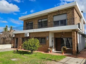 https://www.gallito.com.uy/venta-casa-en-barra-de-carrasco-cinco-dormitorios-inmuebles-25978918