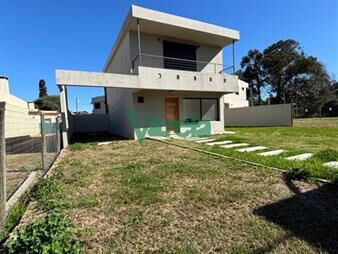 https://www.gallito.com.uy/venta-casa-al-sur-a-una-cuadra-de-giannattasio-inmuebles-27854295