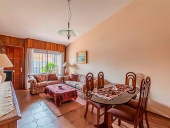 https://www.gallito.com.uy/venta-casa-5-dormitorios-jardin-cochera-blanqueada-inmuebles-27858751