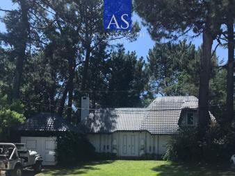 https://www.gallito.com.uy/casa-en-venta-chalet-de-4-dormitorios-piscina-y-inmuebles-27859473