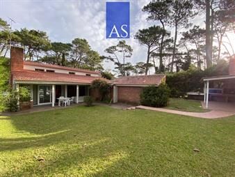 https://web5.gallito.com.uy/casa-en-venta-chalet-tres-dormitorios-dos-y-y-inmuebles-27859598
