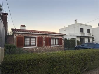 https://www.gallito.com.uy/alquiler-casa-2-dormitorios-en-malvin-a-gomez-inmuebles-27859978