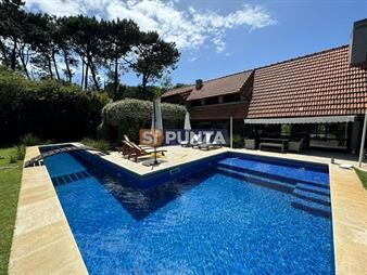 https://www.gallito.com.uy/espectacular-casa-en-lugano-5-dormitorios-4-inmuebles-27610429