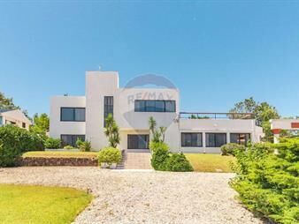 https://www.gallito.com.uy/venta-casa-exclusiva-con-vista-al-mar-inmuebles-27866708