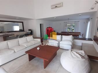 https://www.gallito.com.uy/exclusiva-casa-de-4-dormitorios-con-piscina-en-inmuebles-27874278