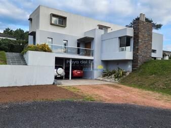 https://www.gallito.com.uy/venta-casa-4-dormitorios-en-barrio-privado-la-del-inmuebles-27896257