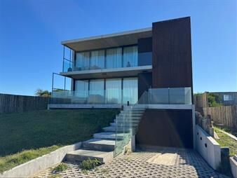 https://www.gallito.com.uy/moderna-casa-en-venta-a-estrenar-frente-al-mar-en-jose-igna-inmuebles-27899082