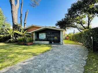 https://web5.gallito.com.uy/casa-de-3-dormitorios-y-piscina-en-playa-mansa-inmuebles-27740094
