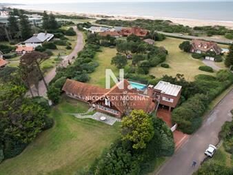 https://www.gallito.com.uy/espectacular-mansion-a-metros-del-mar-inmuebles-24086898