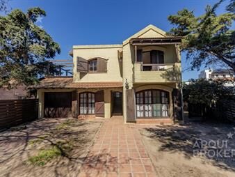 https://www.gallito.com.uy/casa-de-cuatro-dormitorios-en-venta-en-barra-de-carrasco-f-inmuebles-27922709