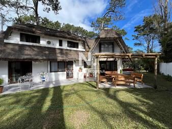 https://www.gallito.com.uy/casa-de-3-dormitorios-en-playa-brava-punta-del-este-inmuebles-26339854