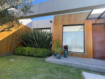 https://www.gallito.com.uy/venta-casa-viñedos-de-la-tahona-3-dormitorios-y-servicio-inmuebles-27926910