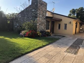 https://www.gallito.com.uy/casa-de-3-dormitorios-en-venta-en-carrasco-norte-con-cocher-inmuebles-27813406