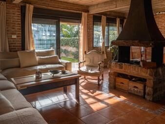 https://www.gallito.com.uy/venta-casa-3-dormitorios-y-piscina-sobre-rambla-inmuebles-27535966