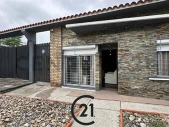 https://www.gallito.com.uy/casa-en-la-teja-sur-de-4-dormitorios-2-baños-barbacoa-y-inmuebles-27969144