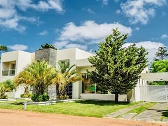 https://www.gallito.com.uy/alquiler-anual-hermosa-casa-de-4-dormitorios-y-servicio-pun-inmuebles-25752610