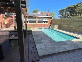 https://www.gallito.com.uy/casa-en-venta-de-4-dormitorios-en-playa-mansa-con-piscina-inmuebles-27977064