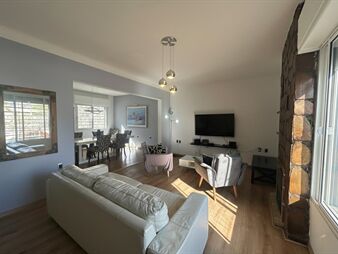 https://www.gallito.com.uy/venta-casa-3-dormitorios-3-baños-garaje-2-autos-parriller-y-inmuebles-27989473