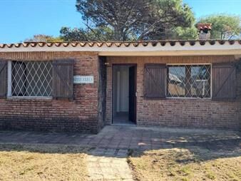 https://www.gallito.com.uy/venta-2-casas-en-solymar-a-metros-de-la-rambla-inmuebles-27306028