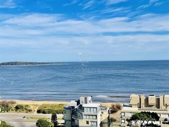 https://web5.gallito.com.uy/alquiler-anual-apartamento-de-3-dormitorios-en-playa-mansa-inmuebles-27702790