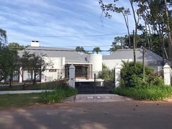 https://web5.gallito.com.uy/vende-espectacular-casa-en-lugano-de-3-con-y-inmuebles-28035918