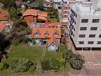 https://www.gallito.com.uy/en-venta-casa-4-dormitorios-playa-mansa-50-metros-del-mar-inmuebles-28036590