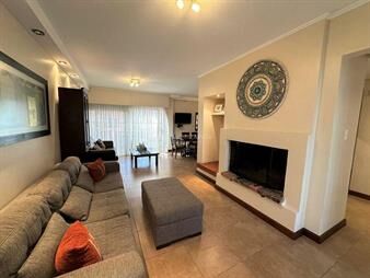 https://web5.gallito.com.uy/venta-casa-4-dormitorios-servicio-escritorio-jardin-po-inmuebles-28039233