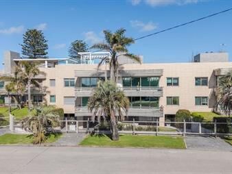 https://web5.gallito.com.uy/alquiler-penthouse-carrasco-4-dormitorios-y-serv-inmuebles-27899711