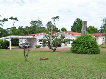 https://web5.gallito.com.uy/casa-ubicada-en-cantegril-con-lindo-terreno-inmuebles-28048160