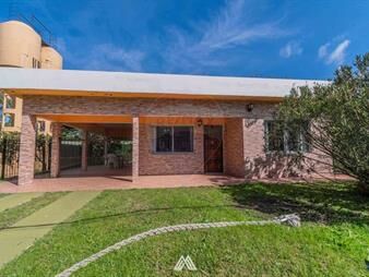 https://web5.gallito.com.uy/alquiler-casa-2-dormitorios-y-barbacoa-los-titanes-inmuebles-28048618