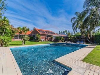 https://web5.gallito.com.uy/casa-en-venta-en-carrasco-con-piscina-y-gran-fondo-inmuebles-28063168