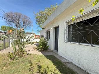 https://web5.gallito.com.uy/venta-casa-en-la-teja-3-dormitorios-patio-gge-x-2-inmuebles-28076477