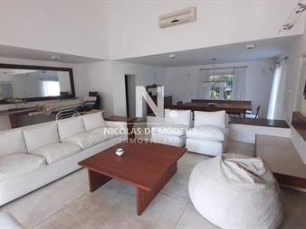 https://web5.gallito.com.uy/exclusiva-casa-de-4-dormitorios-con-piscina-en-inmuebles-25034008