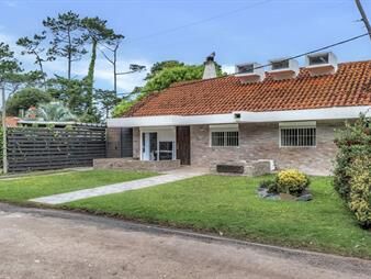 https://web5.gallito.com.uy/venta-casa-de-3-dormitorios-servicio-piscina-inmuebles-27809006