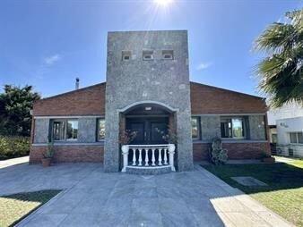 https://web5.gallito.com.uy/venta-exclusiva-casa-en-lomas-de-carrasco-al-golf-inmuebles-28125415