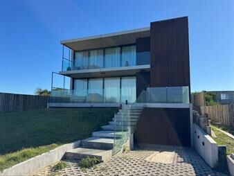 https://web5.gallito.com.uy/moderna-casa-en-venta-a-estrenar-frente-al-mar-en-jose-igna-inmuebles-28130082