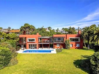 https://www.gallito.com.uy/escpectacular-casa-con-vista-panoramica-en-el-lomo-de-punta-inmuebles-27156028