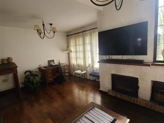 https://www.gallito.com.uy/hermosa-casa-con-jardin-al-frente-y-patio-con-parrillero-inmuebles-28193026