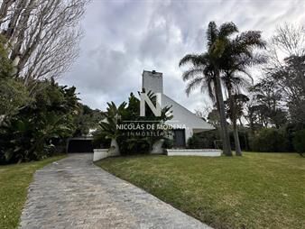 https://web5.gallito.com.uy/en-venta-casa-en-barrio-golf-punta-del-este-de-6-inmuebles-28217361