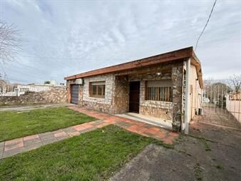 https://web5.gallito.com.uy/venta-casa-la-teja-2-dormitorios-cochera-y-fondo-inmuebles-28110460