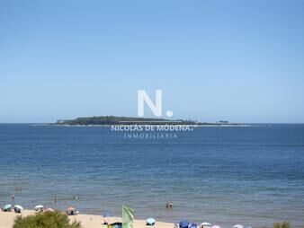 https://web5.gallito.com.uy/vende-hermoso-penthouse-en-playa-mansa-con-azotea-inmuebles-25032966