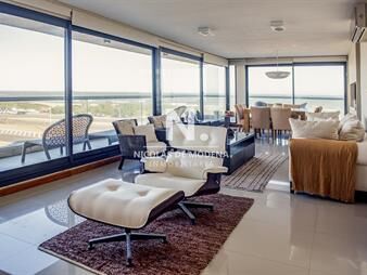 https://web5.gallito.com.uy/apartamento-penthouse-frente-al-mar-playa-3-con-inmuebles-26645297